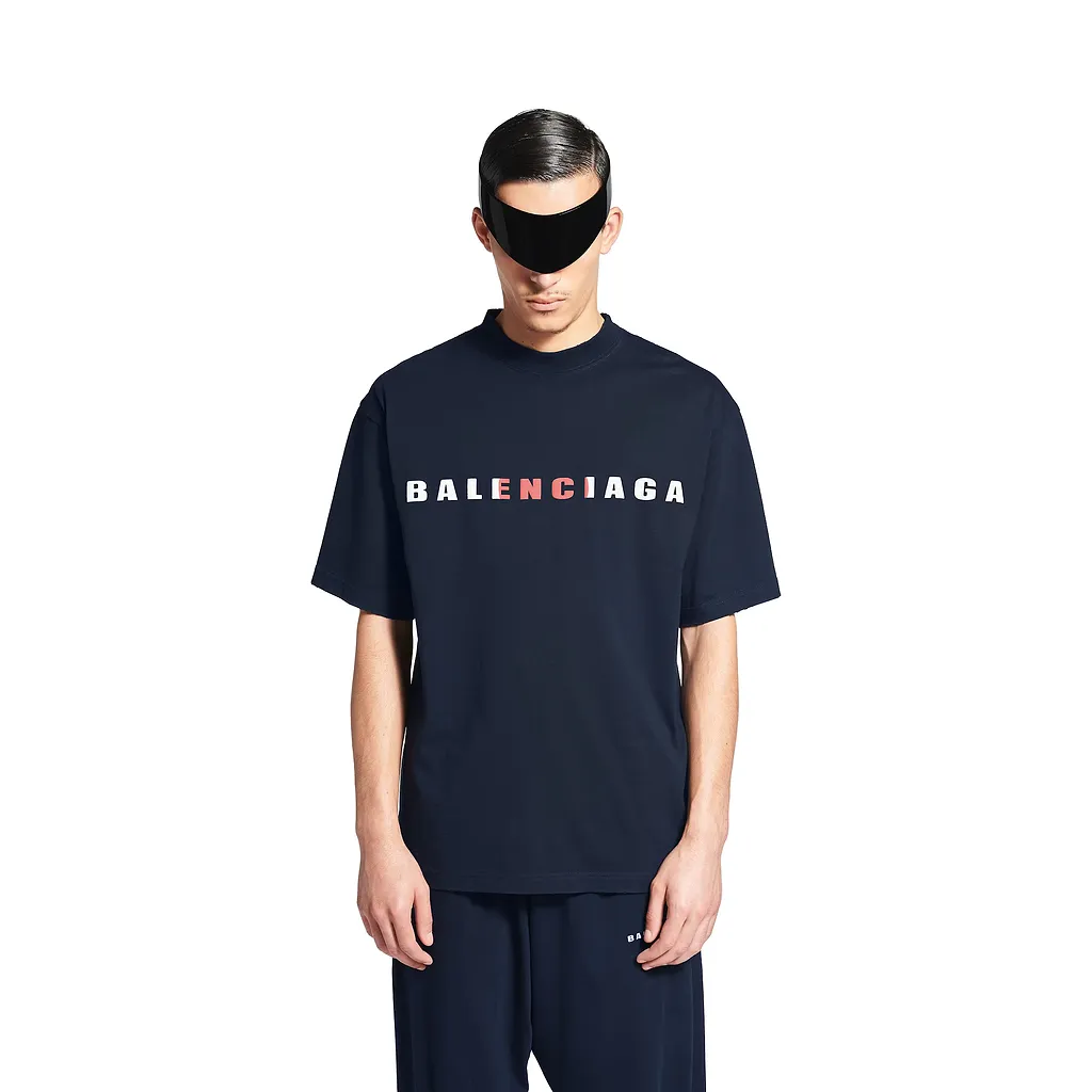 International T-Shirt Medium Fit