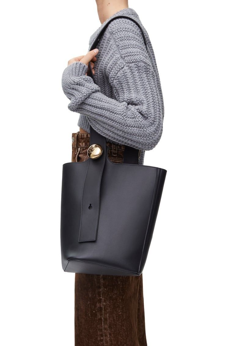 Medium Pebble bucket in mellow calfskin