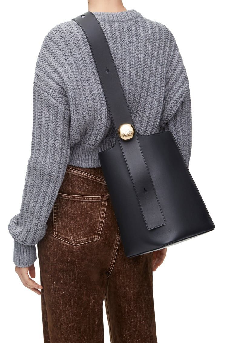 Medium Pebble bucket in mellow calfskin