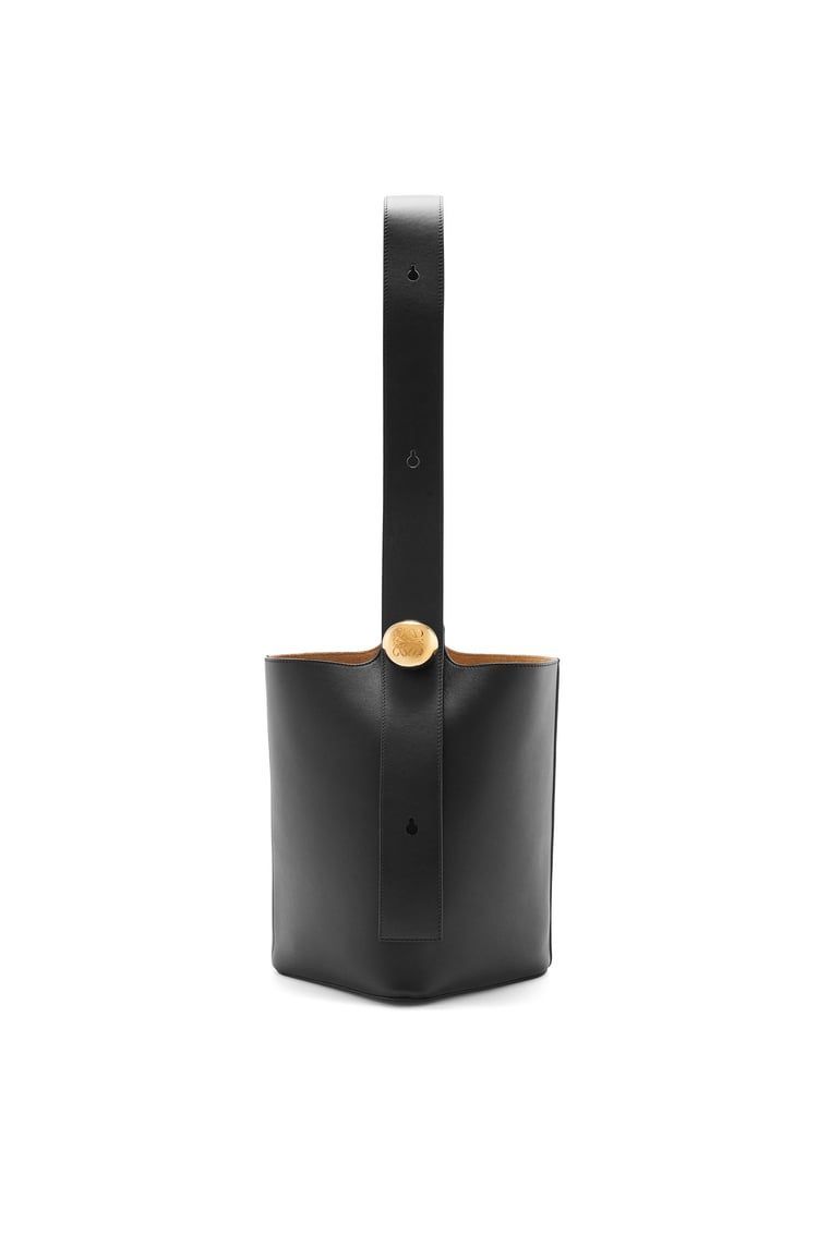Medium Pebble bucket in mellow calfskin
