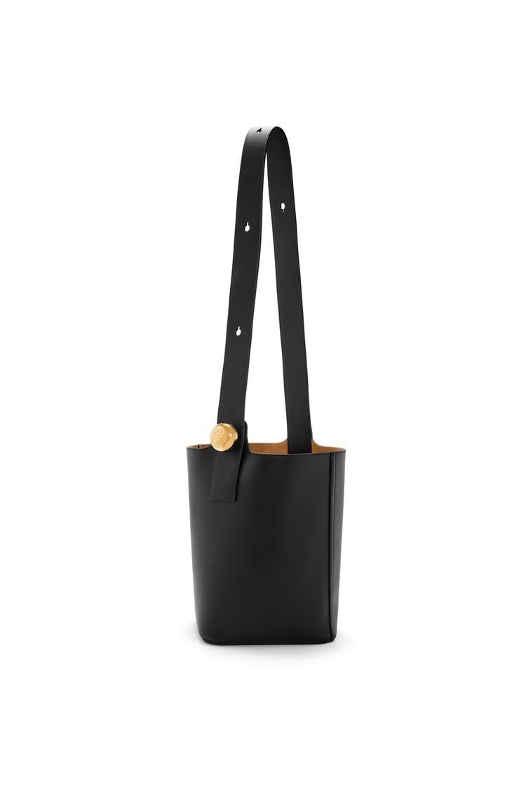 Medium Pebble bucket in mellow calfskin