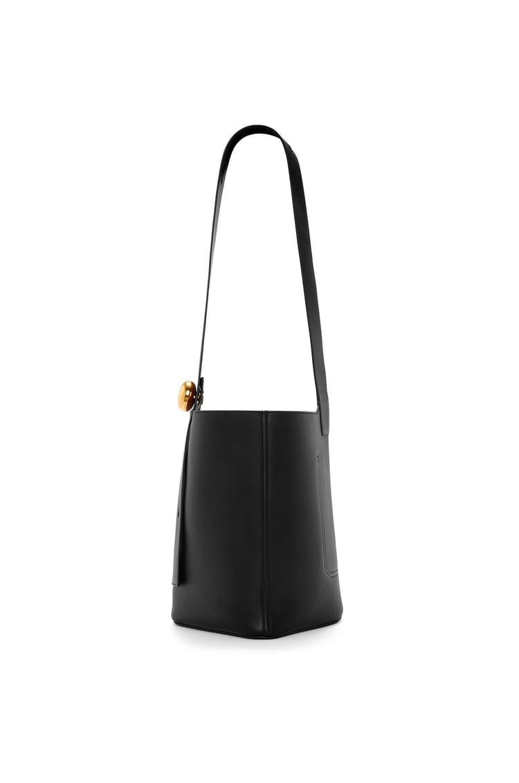 Medium Pebble bucket in mellow calfskin