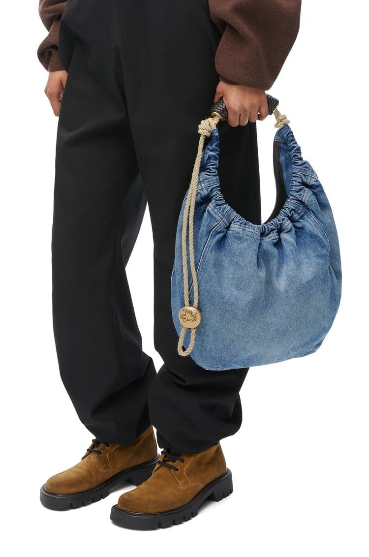 Medium Squeeze bag in washed denim