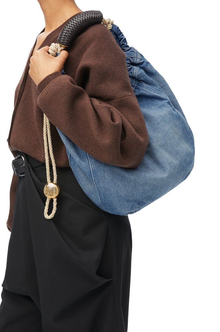 Medium Squeeze bag in washed denim