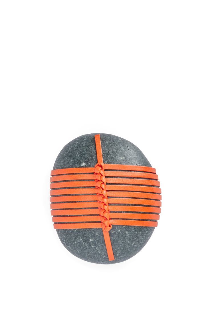 Se knot stone with calfskin