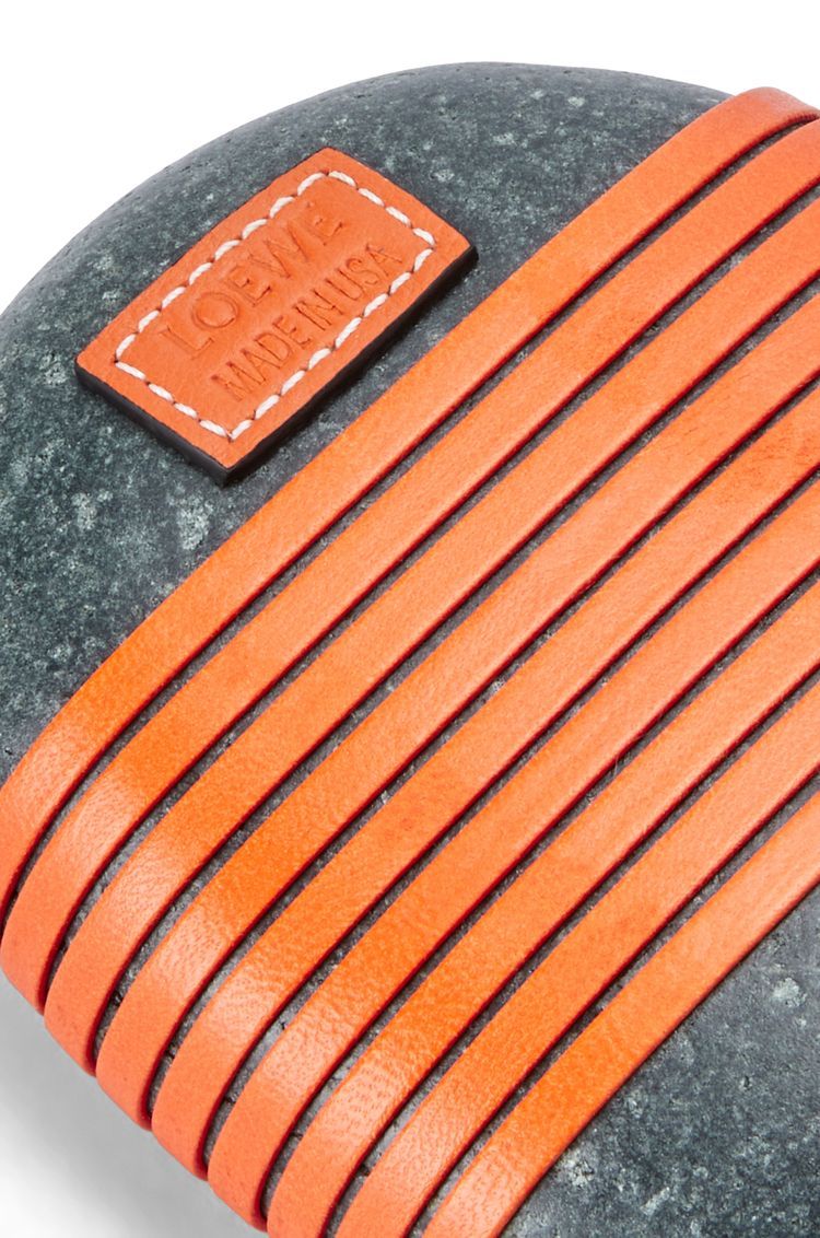 Se knot stone with calfskin