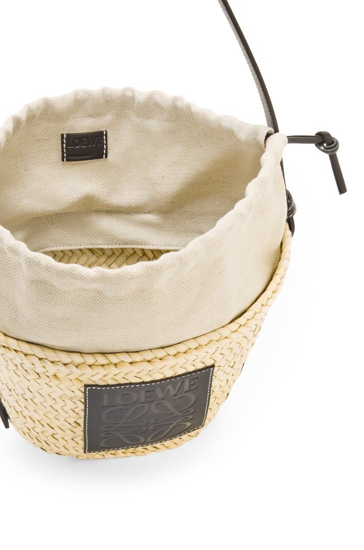 Drawstring bucket bag in palm leaf and calfskin