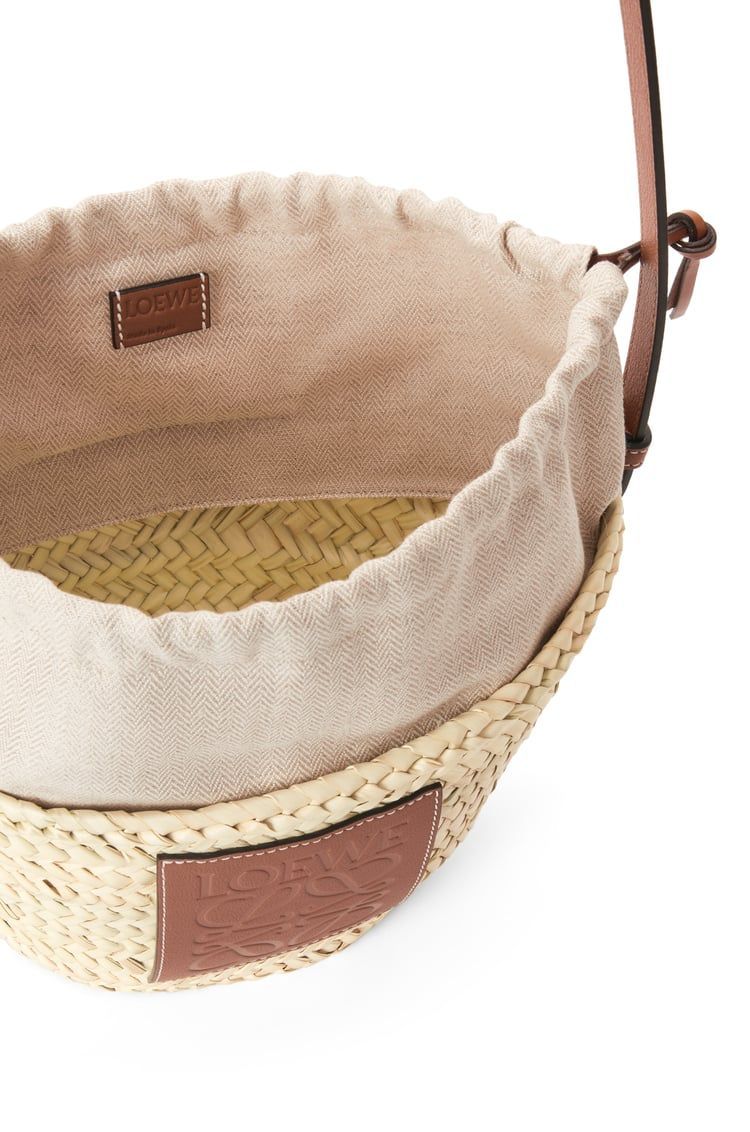 Drawstring bucket bag in palm leaf and calfskin
