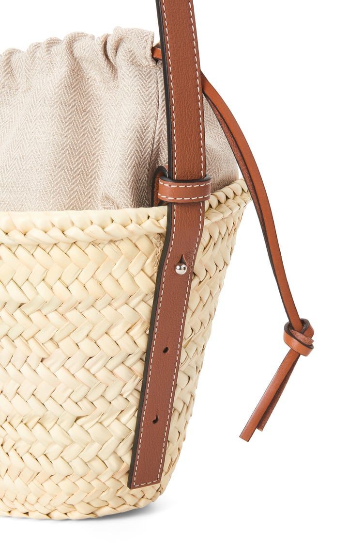 Drawstring bucket bag in palm leaf and calfskin