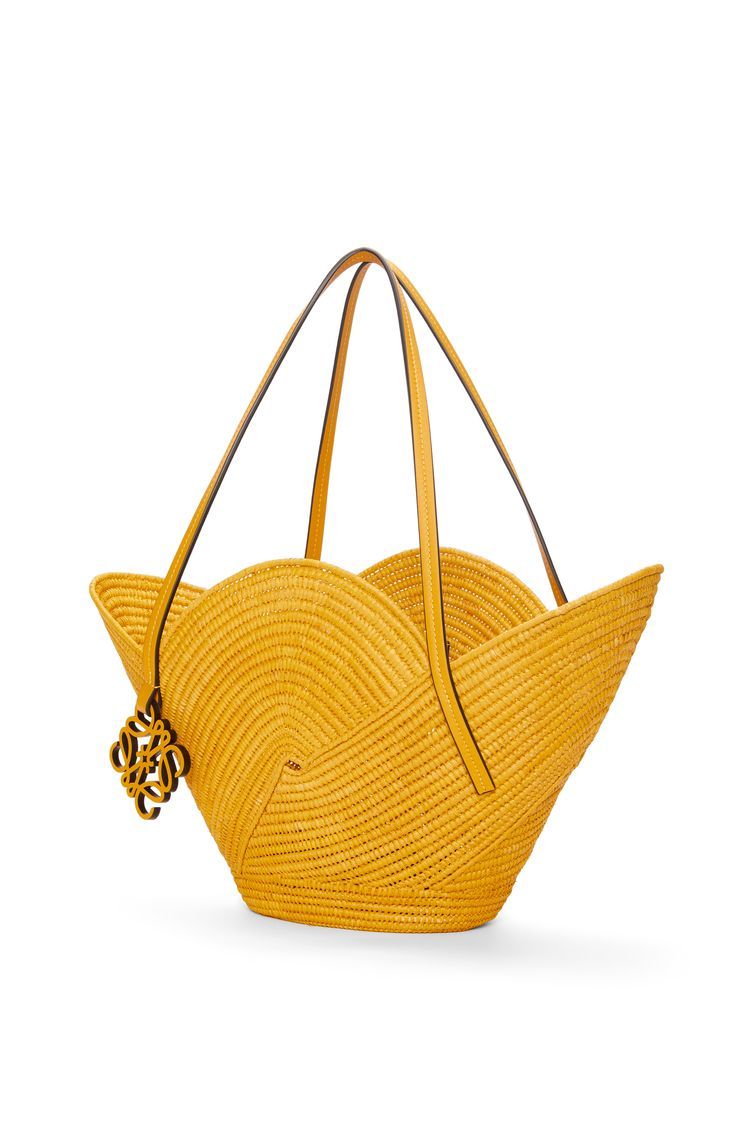 Petal basket bag in raffia and calfskin