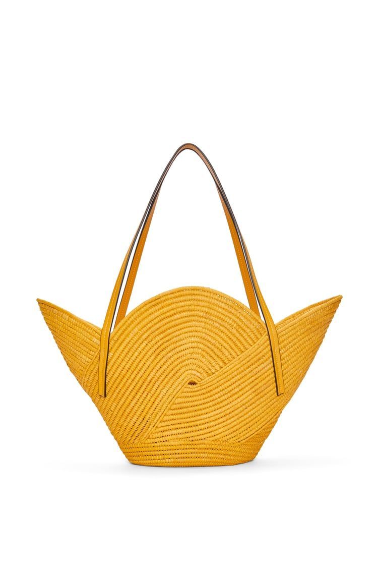 Petal basket bag in raffia and calfskin