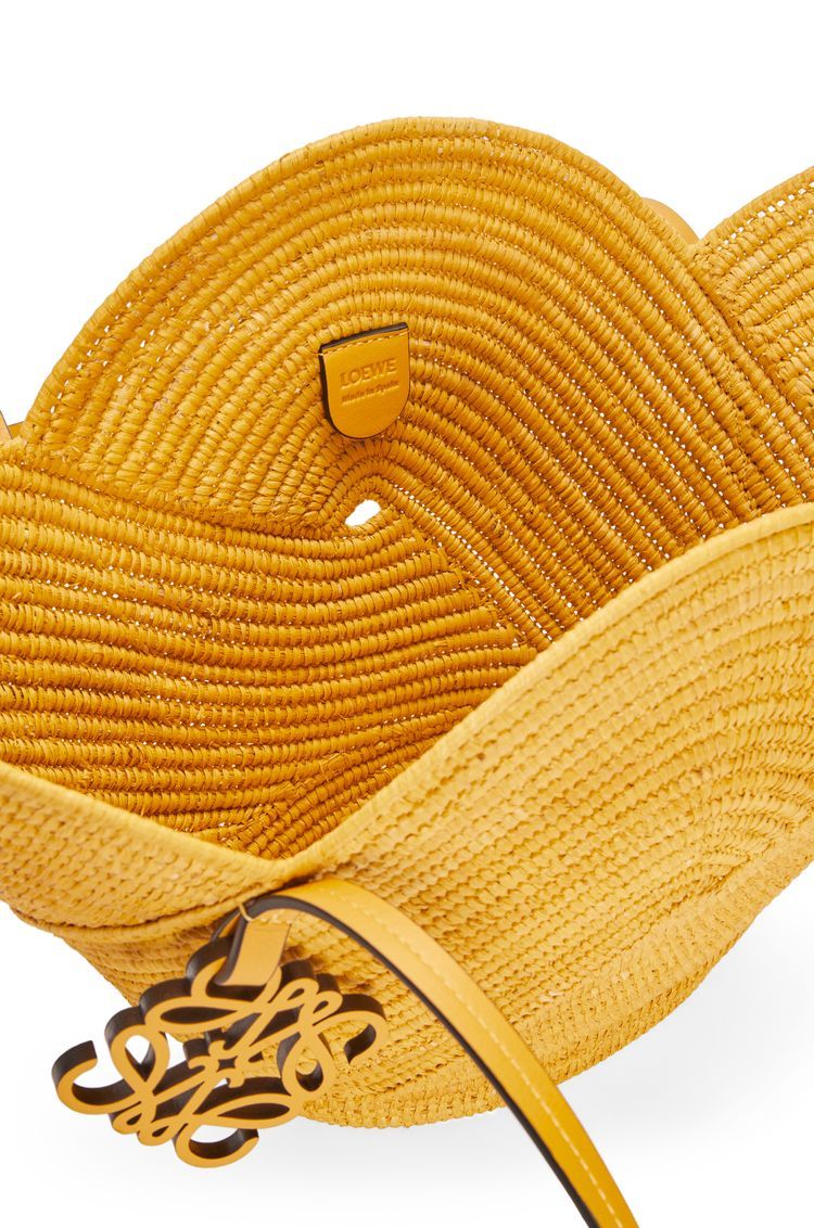 Petal basket bag in raffia and calfskin