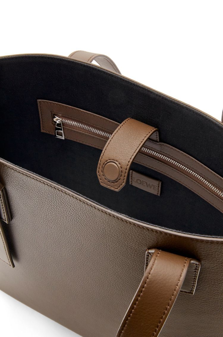 Buckle Horizontal Tote in classic calfskin
