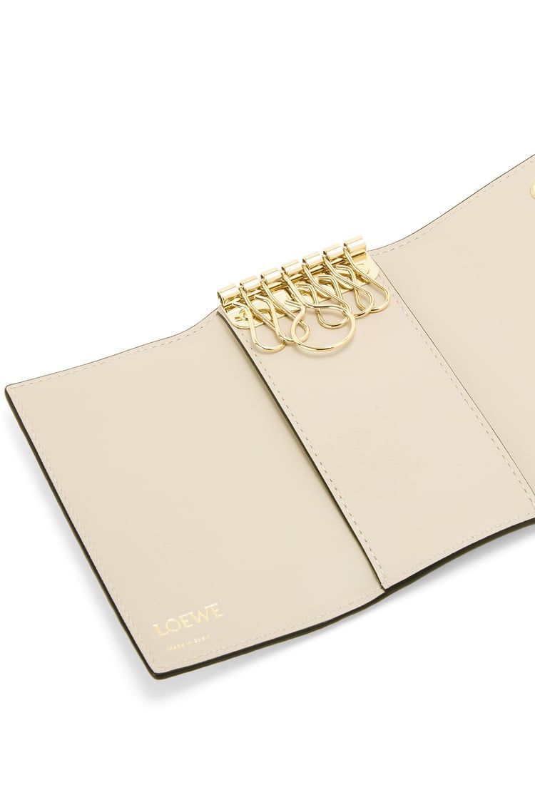 Repeat key case in embossed silk calfskin