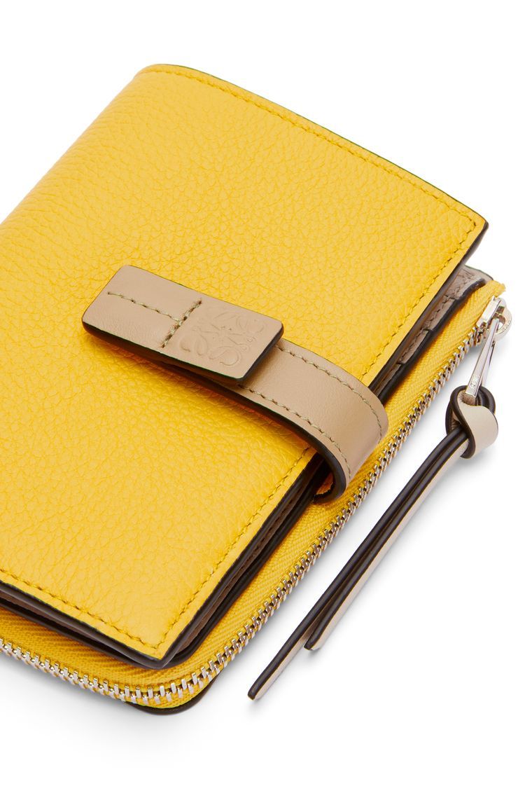 Slim compact wallet in soft grained calfskin