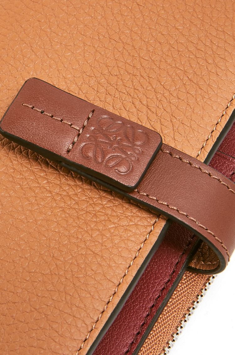 Slim compact wallet in soft grained calfskin