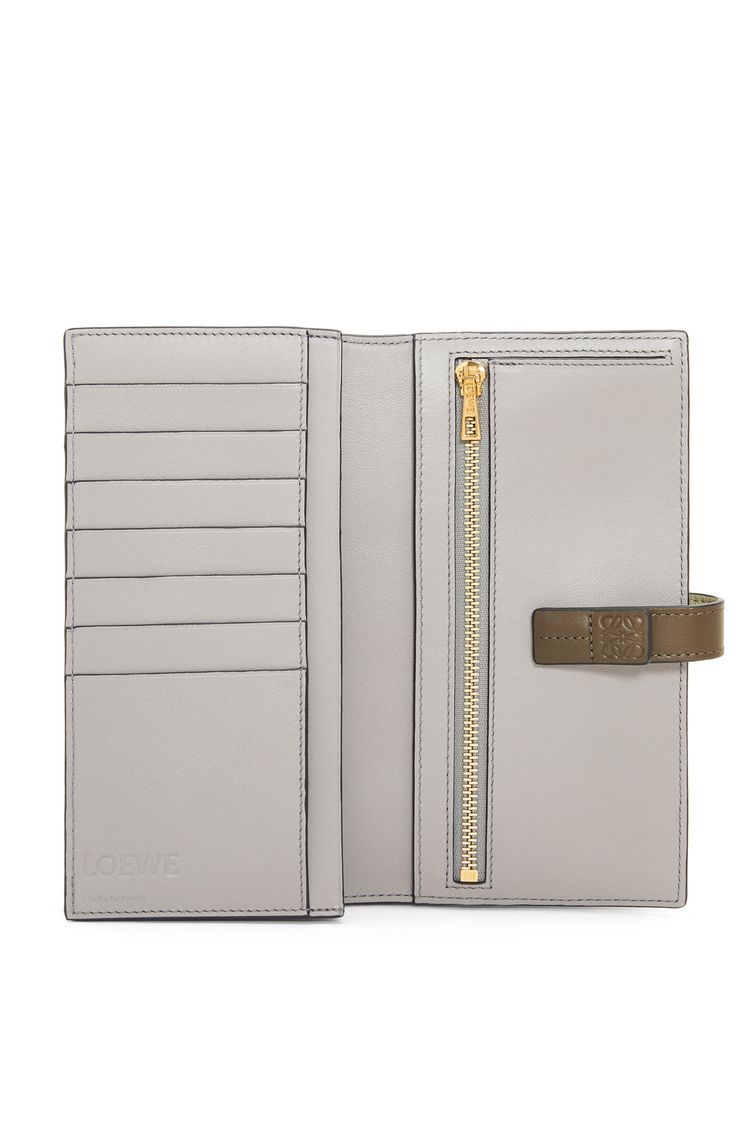 Large vertical wallet in grained calfskin