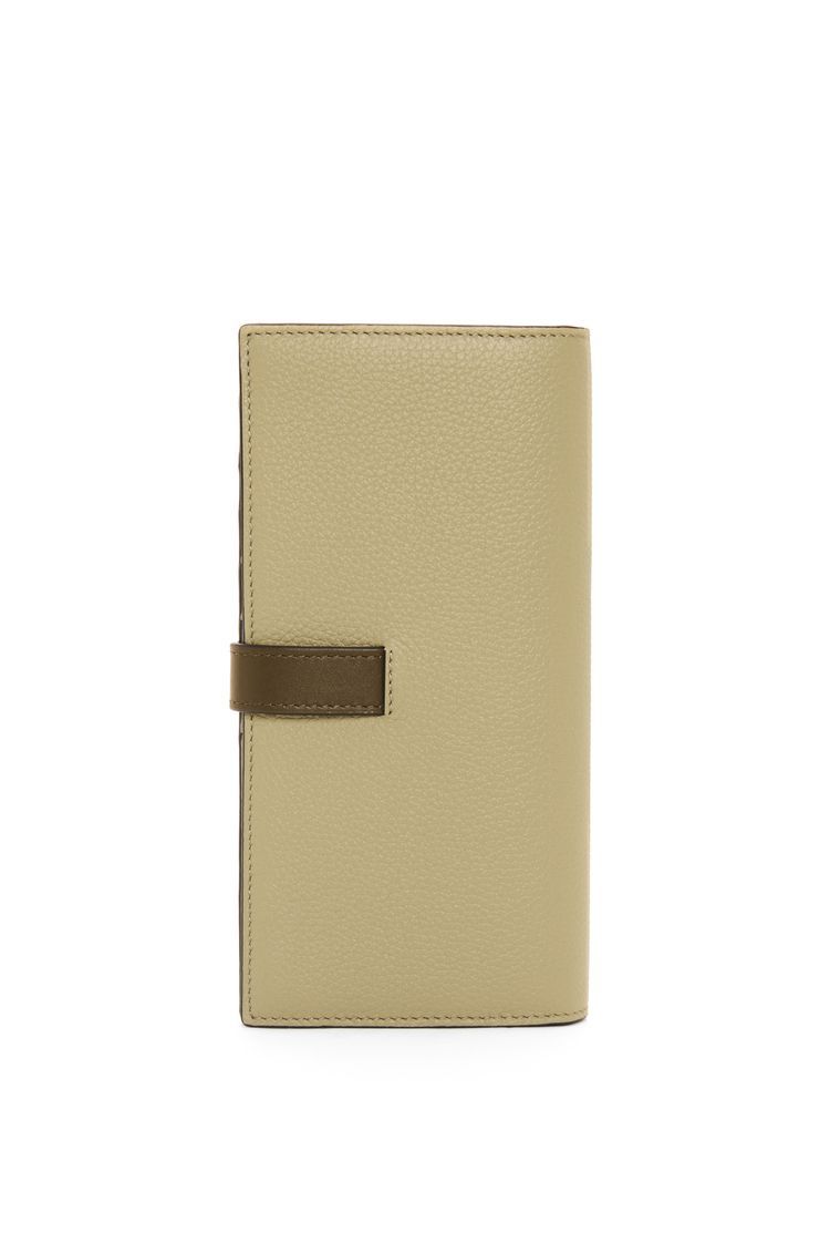 Large vertical wallet in grained calfskin
