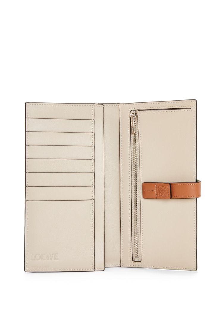 Large vertical wallet in grained calfskin