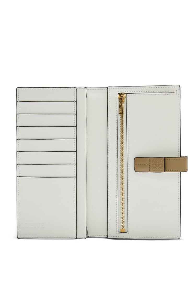 Large vertical wallet in grained calfskin