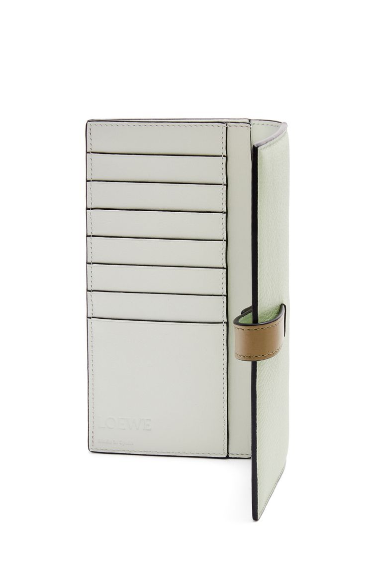 Large vertical wallet in grained calfskin