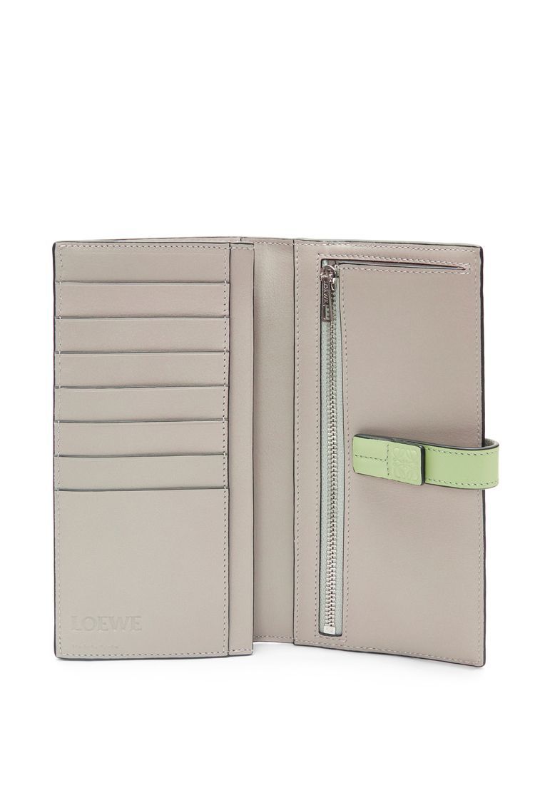 Large vertical wallet in grained calfskin