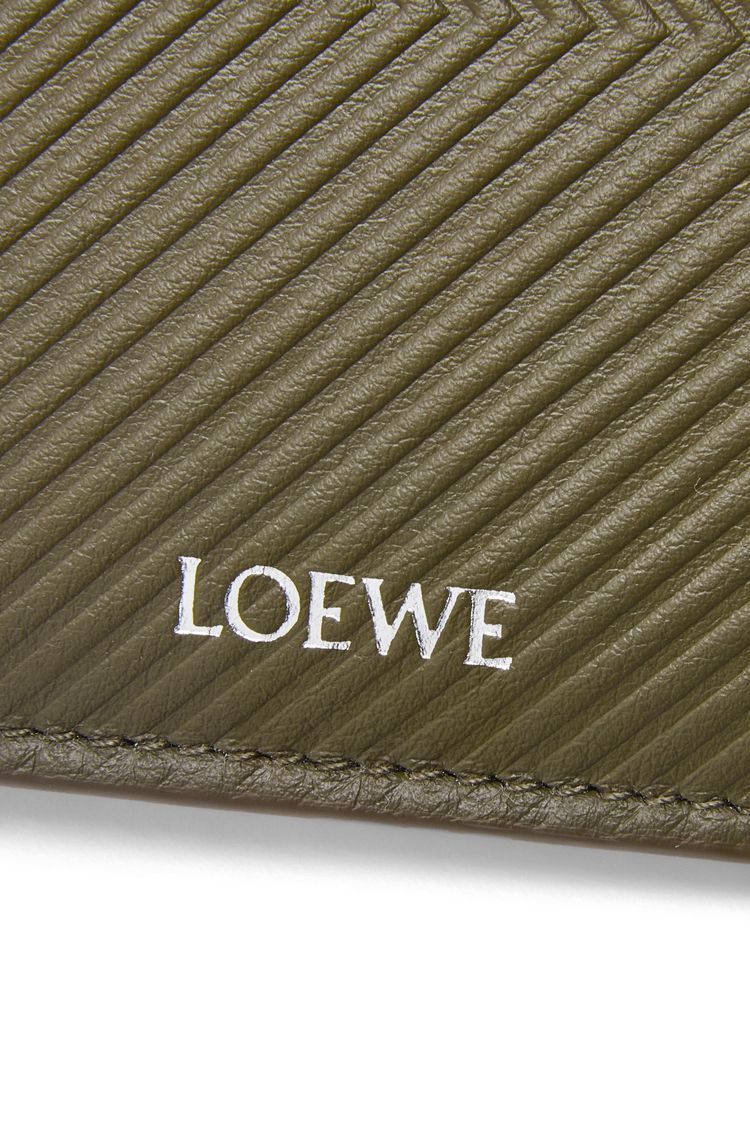 Bifold wallet in textured classic calfskin