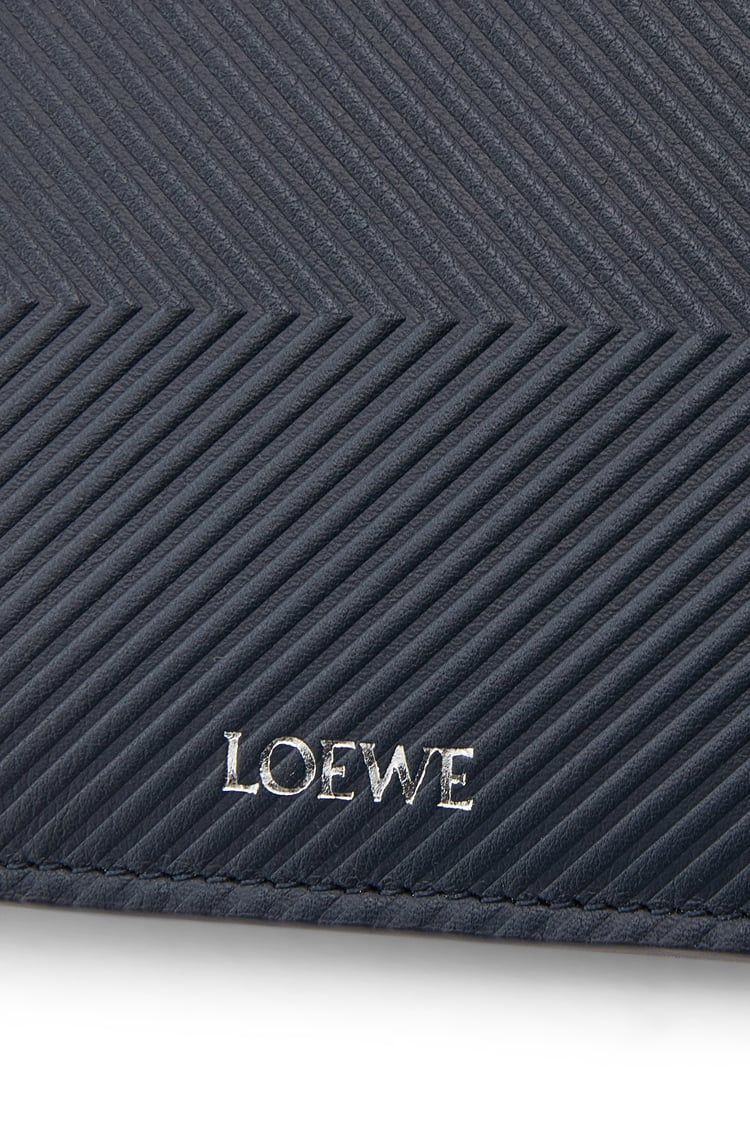 Bifold wallet in textured classic calfskin