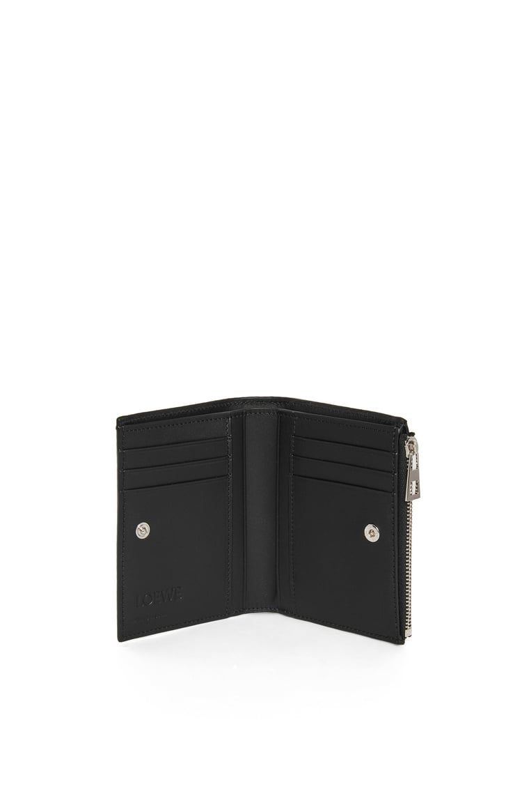 Slim compact walllet in textured classic calfskin