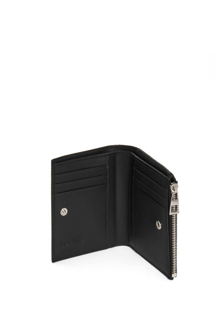 Slim compact walllet in textured classic calfskin