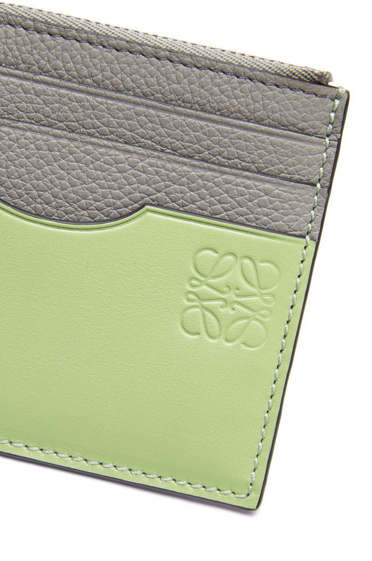 Square cardholder in soft grained calfskin with chain