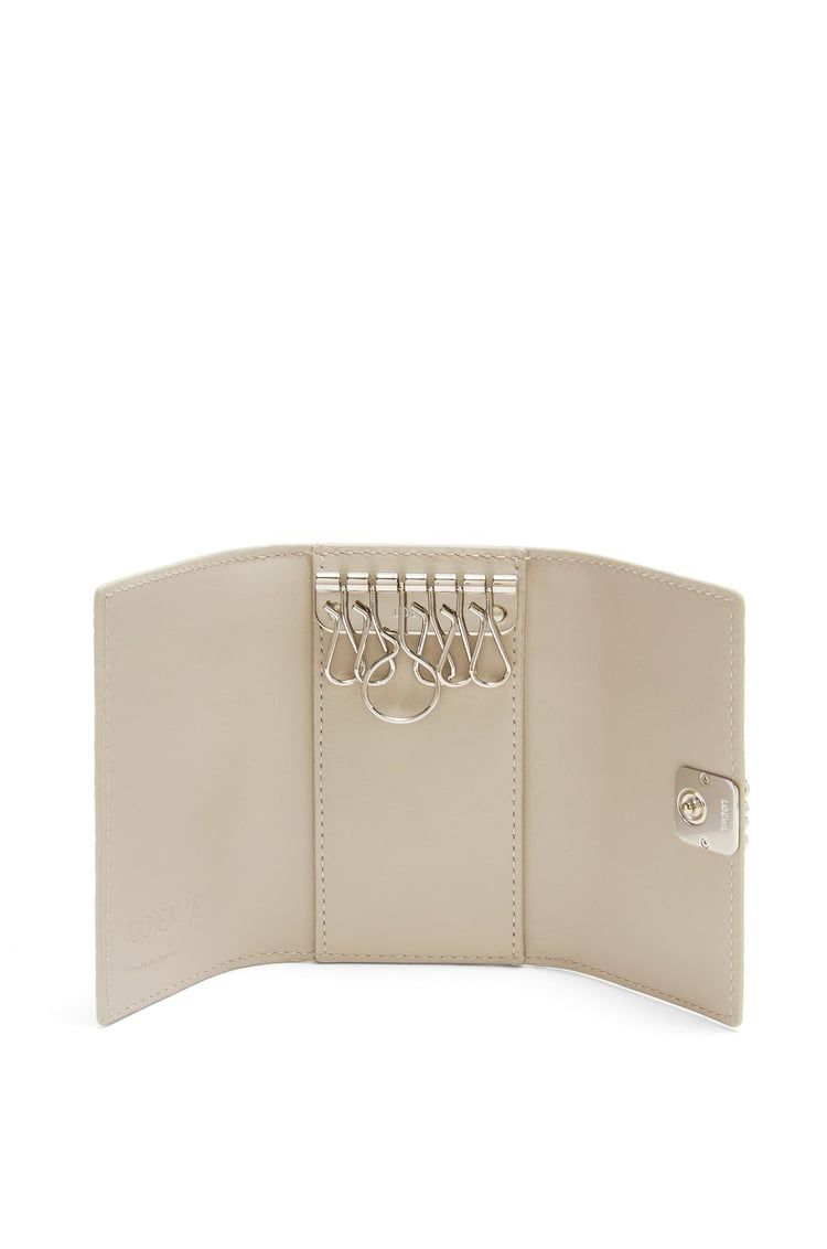 Anagram key case in pebble grain calfskin
