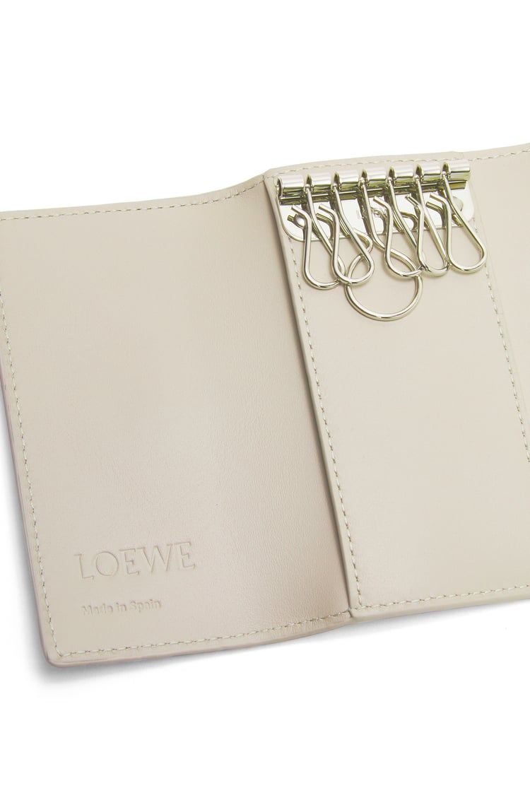 Anagram key case in pebble grain calfskin
