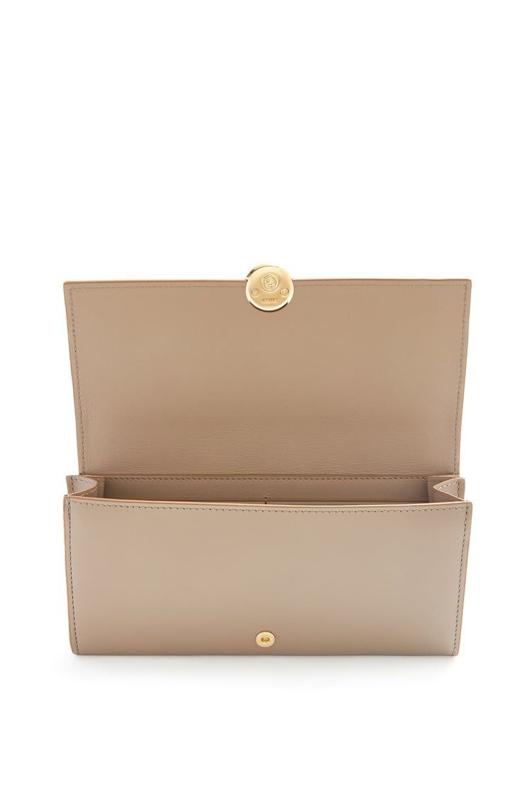 Pebble continental wallet in shiny nappa calfskin
