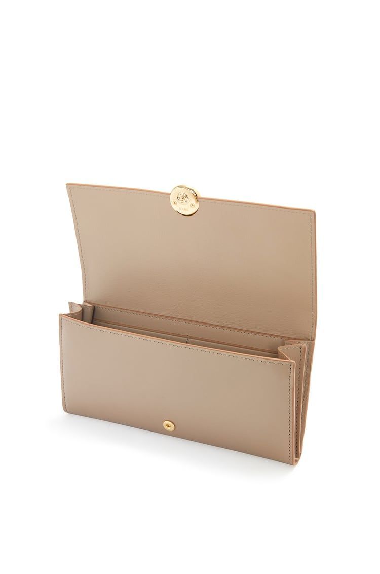 Pebble continental wallet in shiny nappa calfskin