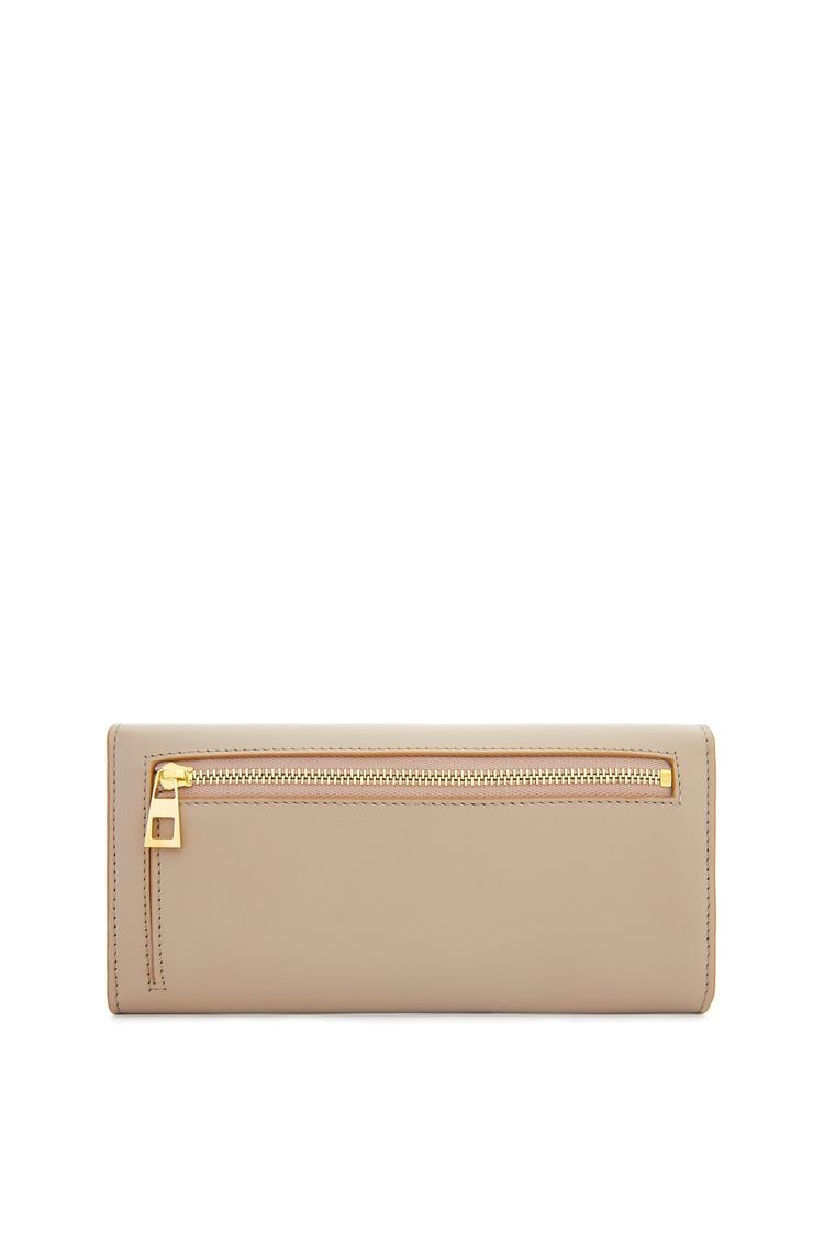 Pebble continental wallet in shiny nappa calfskin