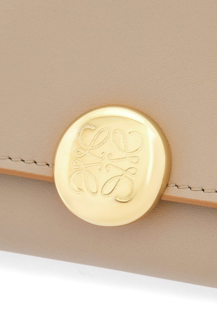 Pebble continental wallet in shiny nappa calfskin