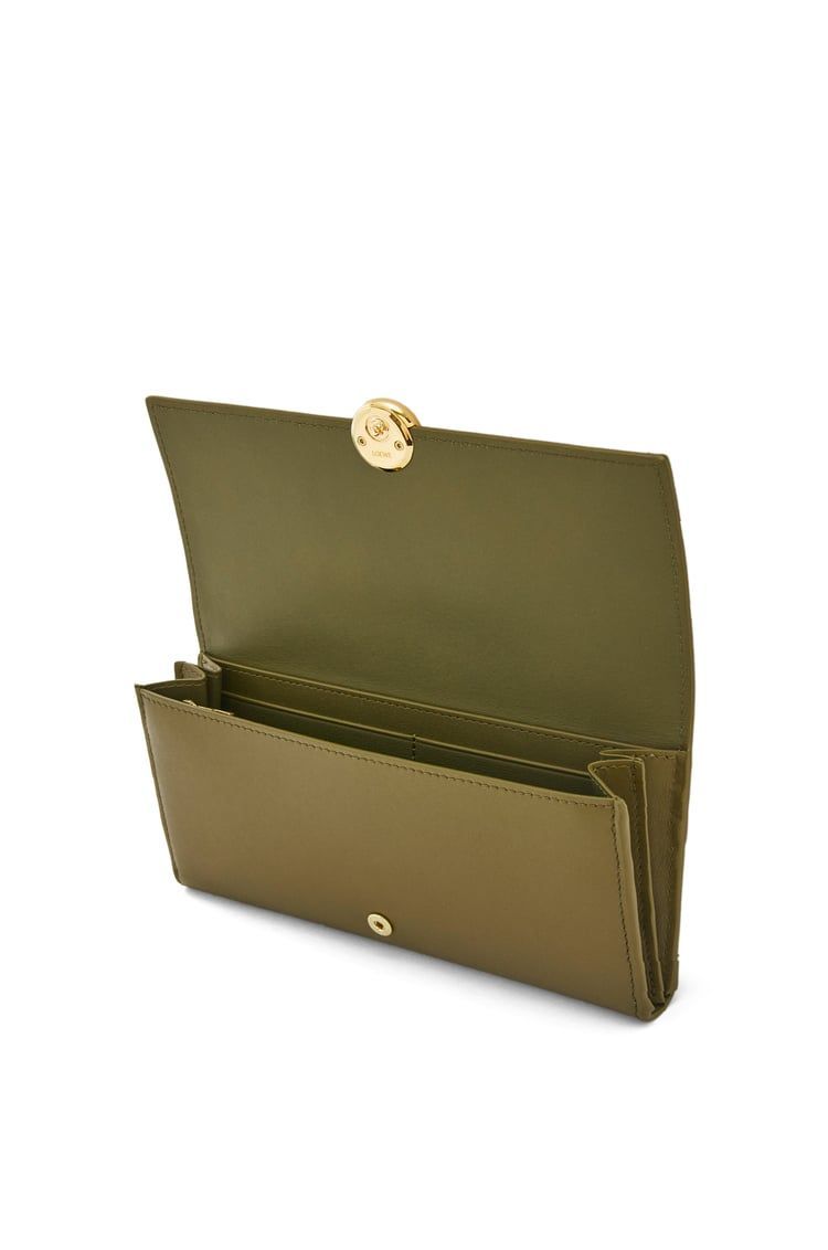 Pebble continental wallet in shiny nappa calfskin