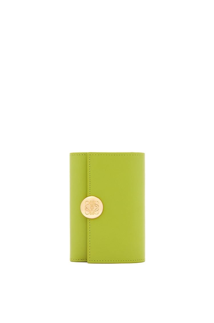 Pebble small vertical wallet in shiny nappa calfskin