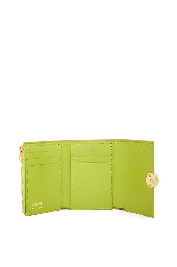 Pebble small vertical wallet in shiny nappa calfskin