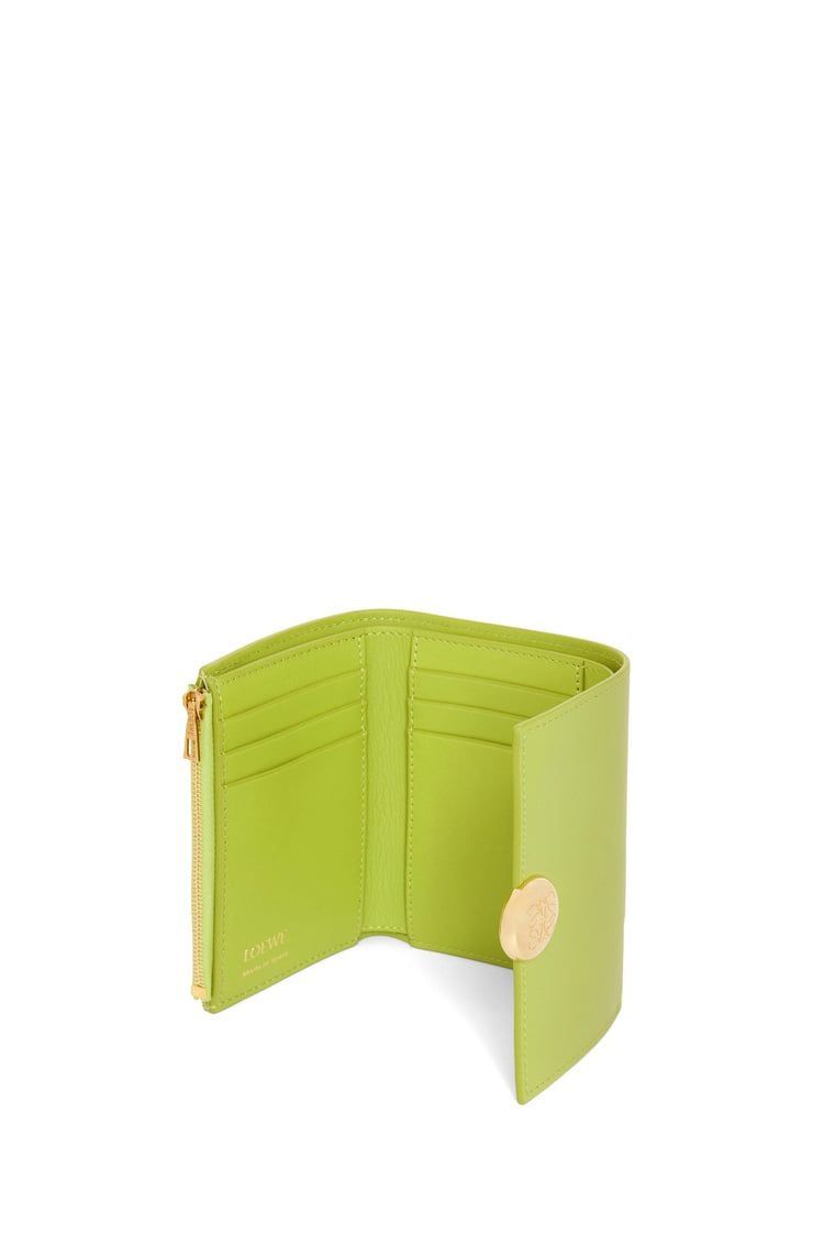 Pebble small vertical wallet in shiny nappa calfskin