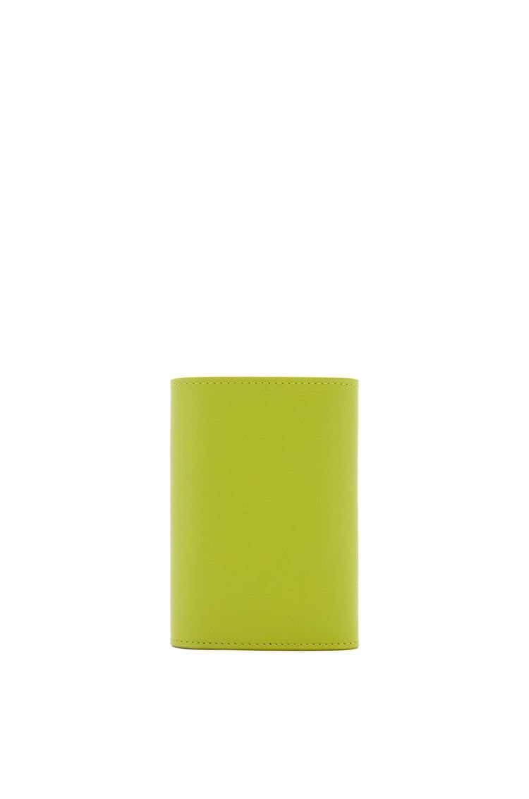 Pebble small vertical wallet in shiny nappa calfskin