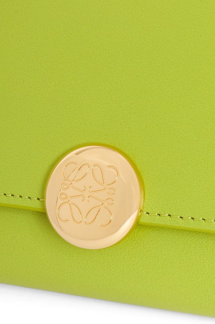 Pebble small vertical wallet in shiny nappa calfskin