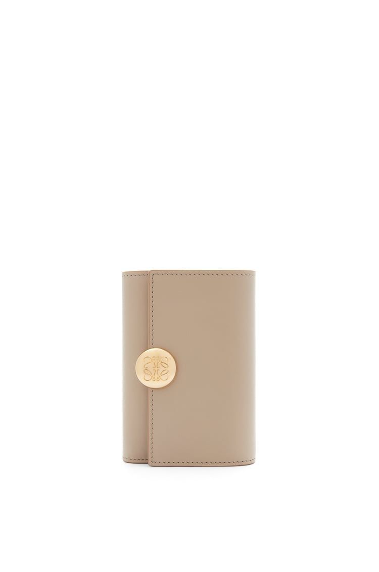 Pebble small vertical wallet in shiny nappa calfskin