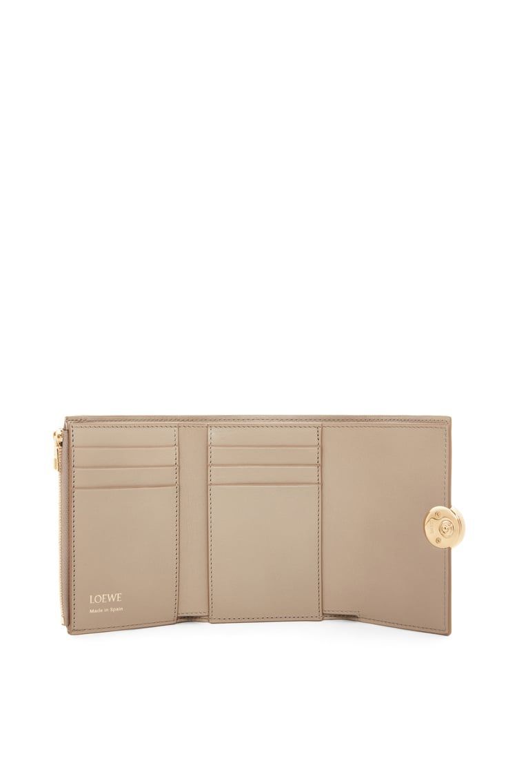 Pebble small vertical wallet in shiny nappa calfskin