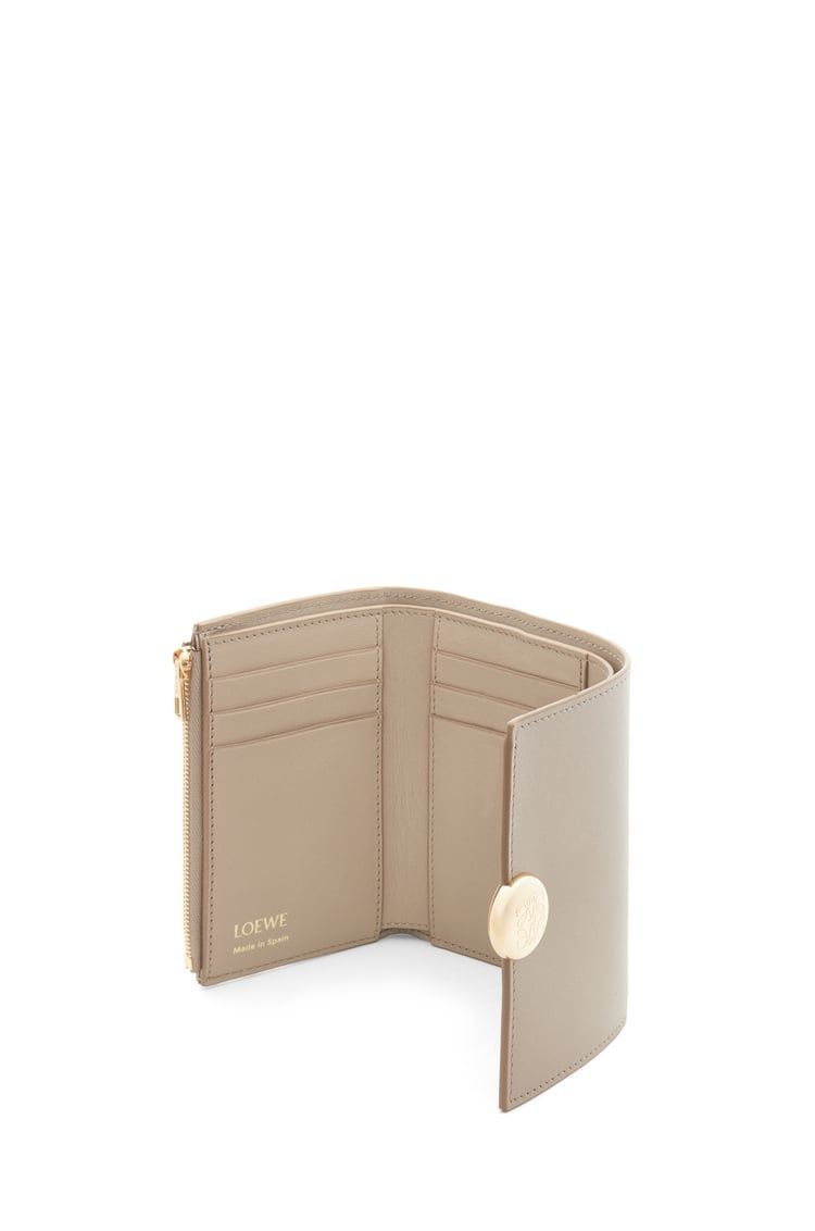 Pebble small vertical wallet in shiny nappa calfskin