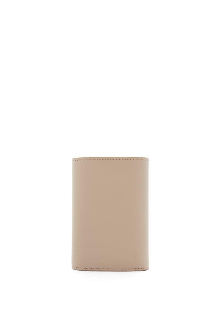 Pebble small vertical wallet in shiny nappa calfskin
