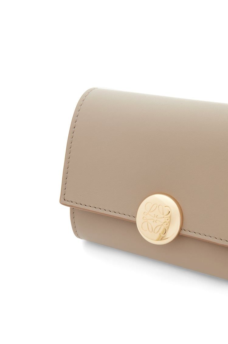 Pebble small vertical wallet in shiny nappa calfskin