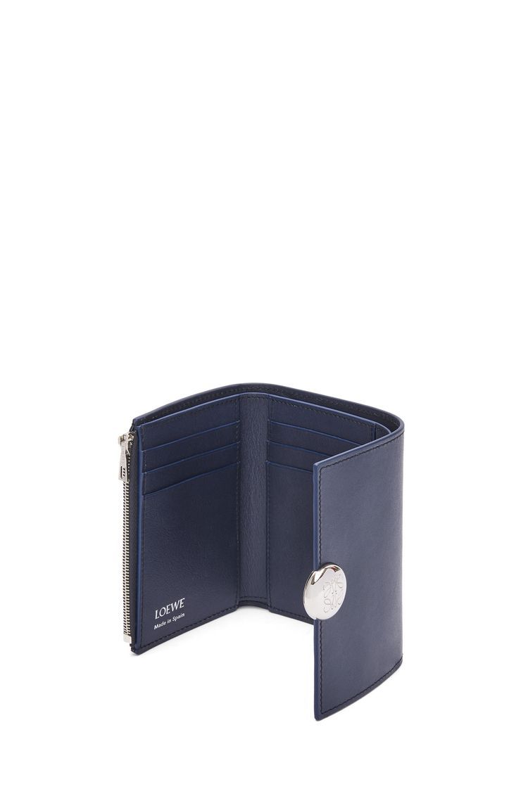 Pebble small vertical wallet in shiny nappa calfskin