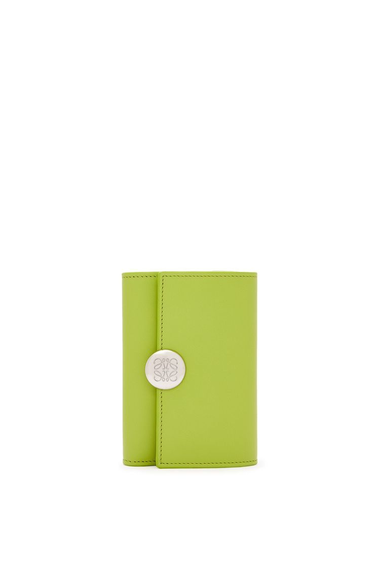 Pebble small vertical wallet in shiny nappa calfskin